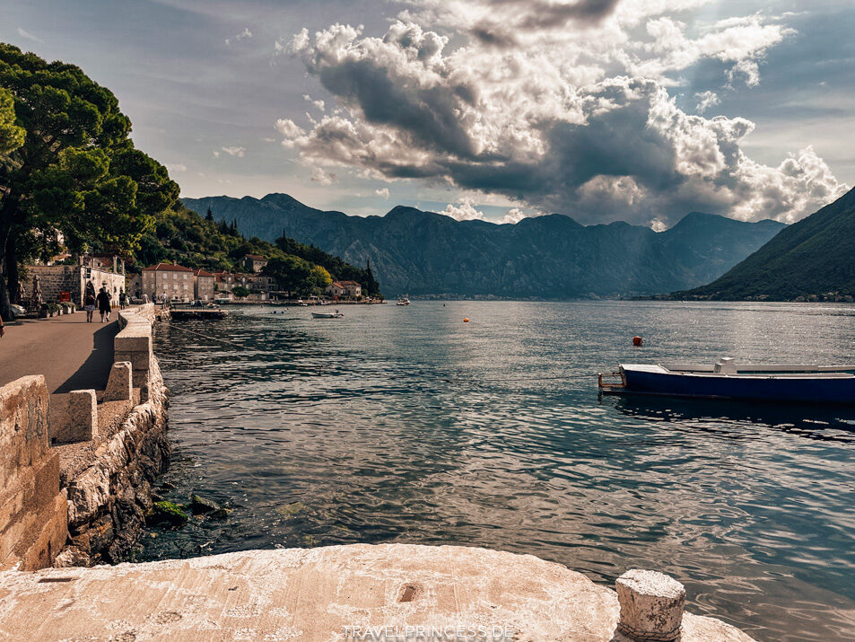 Saint Nicholas Church + Glockenturm mit Aussicht in Perast Montenegro Sehenswürdigkeiten Highlights Bucht von Kotor Travelprincess Reiseblog