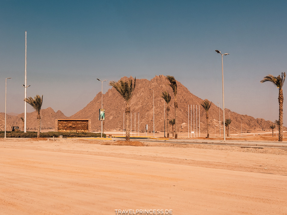 Sharm El Sheikh Reisetipps Sehenswürdigkeiten Rixos Radamis Hotel am Strand Bewertung Empfehlung Erfahrung Ägypten Reiseblog Travelprincess Corendon Direktflug Sharm El Sheikh Wüstensafari Wüstentour Quad fahren Beduinendorf Tee Sinai Wüste Ausflüge