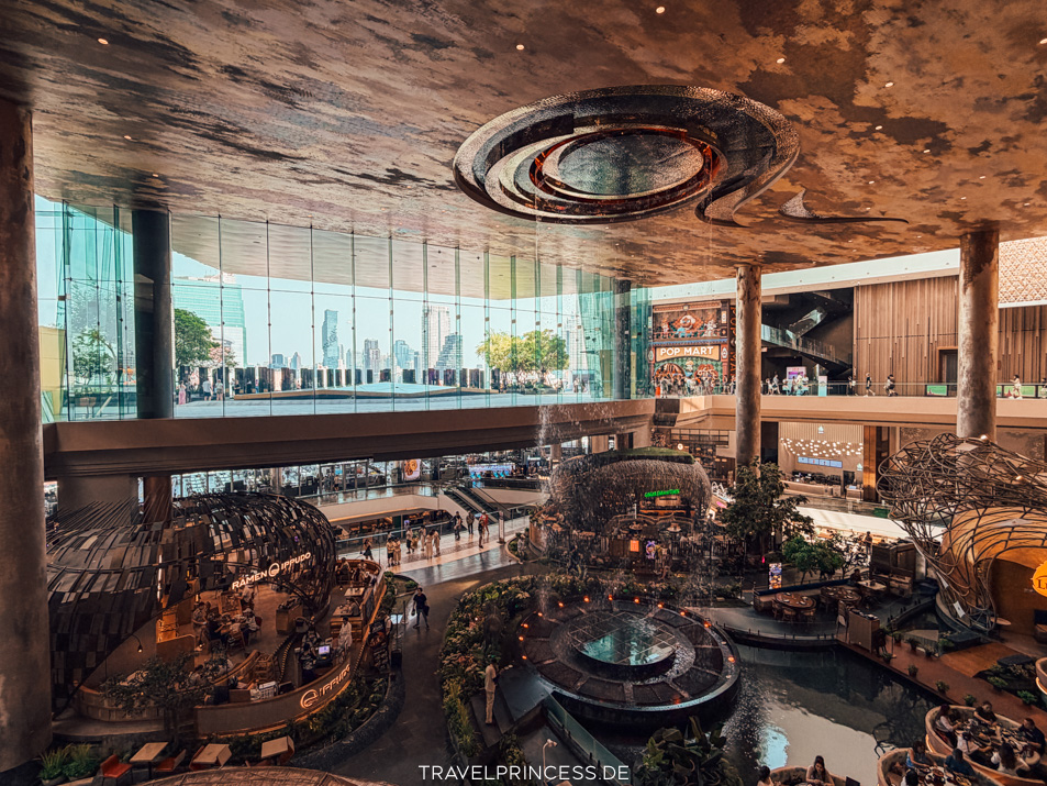 Wasserfall Alangkarn - ICONSIAM Mall Bangkok Sehenswürdigkeiten Öffnungszeiten Wann läuft der Wasserfall Tipps Reiseblog Travelprincess Thailand Reisetipps Reisebericht Reiseführer