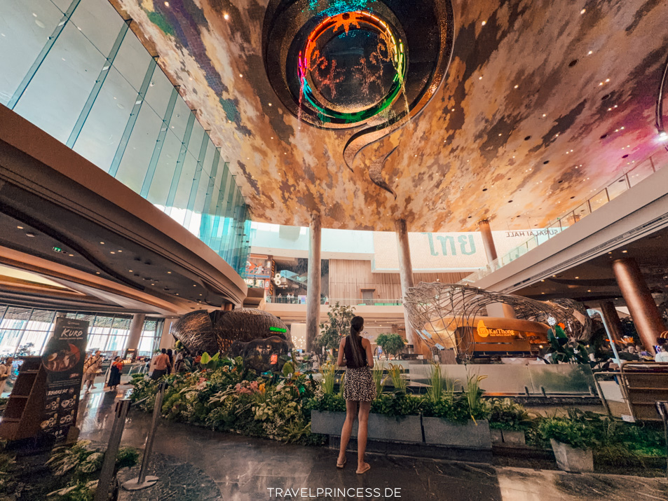 Wasserfall Alangkarn - ICONSIAM Mall Bangkok Sehenswürdigkeiten Öffnungszeiten Wann läuft der Wasserfall Tipps Reiseblog Travelprincess Thailand Reisetipps Reisebericht Reiseführer