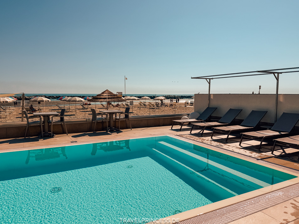 Beheizter Pool You & Me Beach Rimini Schirme Liegen Strand Erfahrungen Reisetipps Italien Reiseblog Travelprincess