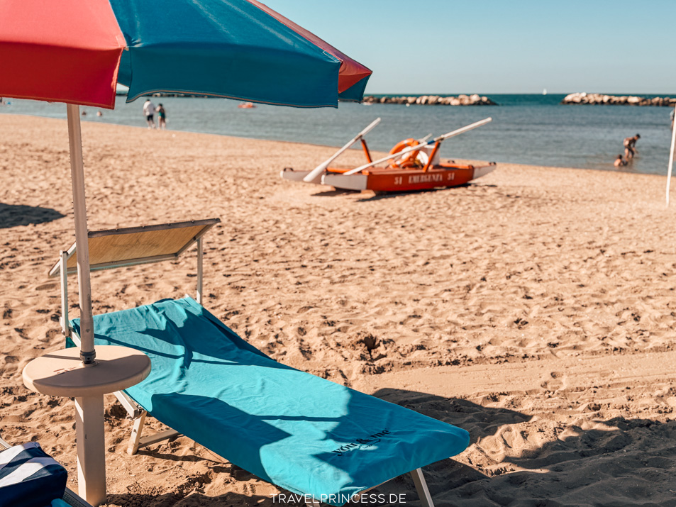 Beheizter Pool You & Me Beach Rimini Schirme Liegen Strand Erfahrungen Reisetipps Italien Reiseblog Travelprincess
