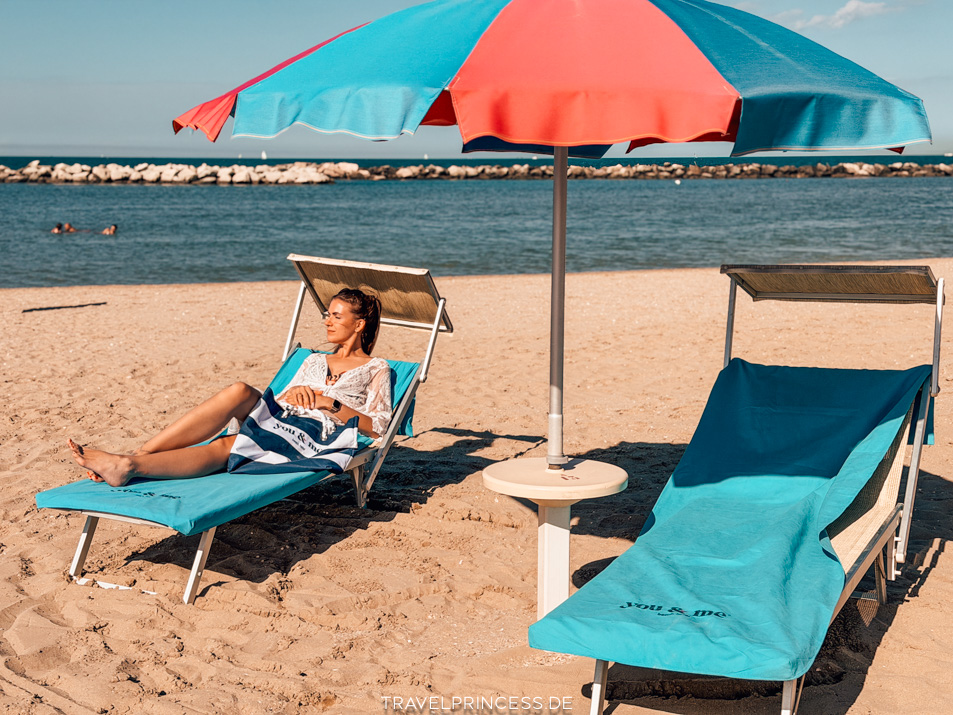 Beheizter Pool You & Me Beach Rimini Schirme Liegen Strand Erfahrungen Reisetipps Italien Reiseblog Travelprincess