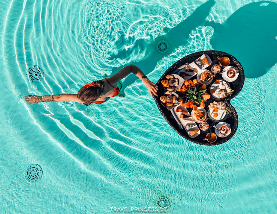 You & Me Beach Hotel Rimini - Adults Only direkt am Strand von Italien Reisebericht Travelprincess Reiseblog Italien Erfahrungen Bewertungen Strand Hotel Rimini direkt am Meer Whirlpool Floating Breakfast