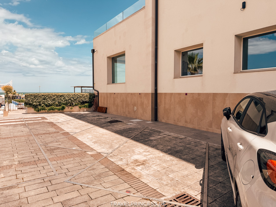 You & Me Beach Hotel gesicherter Parkplatz am Hotel reservieren Preis Kosten Schranke Rimini Travelprincess Reiseblog