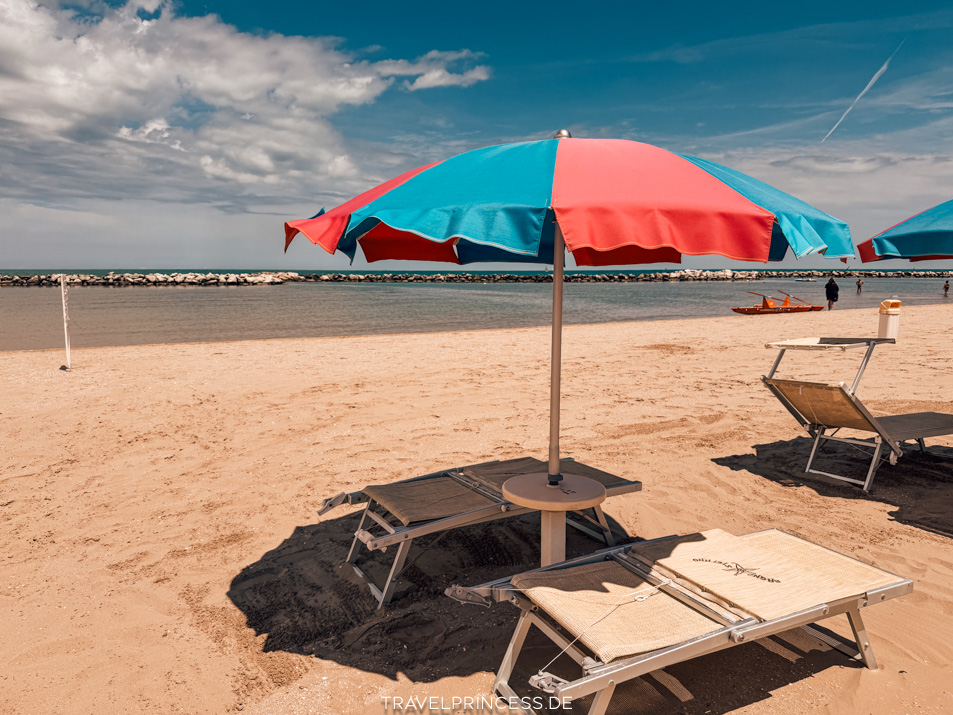 You & Me Beach Hotel Rimini - Adults Only direkt am Strand von Italien Reisebericht Travelprincess Reiseblog Italien Erfahrungen Bewertungen Strand Hotel Rimini direkt am Meer Whirlpool Liegen 1. Reihe