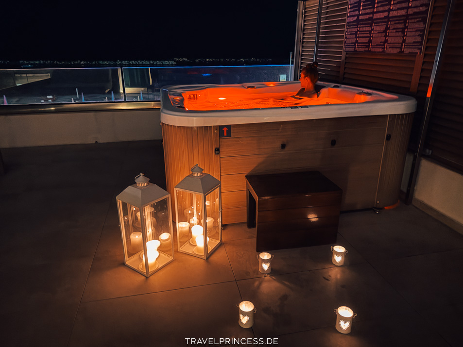 You & Me Beach Hotel Rimini - Adults Only direkt am Strand von Italien Reisebericht Travelprincess Reiseblog Italien Erfahrungen Bewertungen Strand Hotel Rimini direkt am Meer Whirlpool