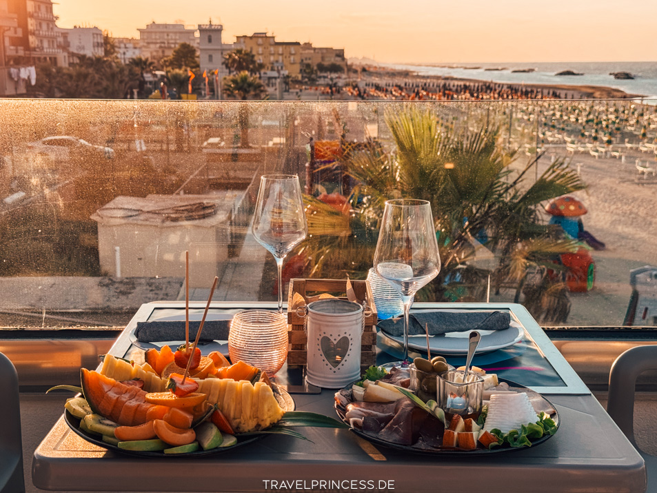 Aperitif You & Me Beach Hotel Rimini Italien Urlaub Terrasse Essen Travelprincess Reisebericht Erfahrungen