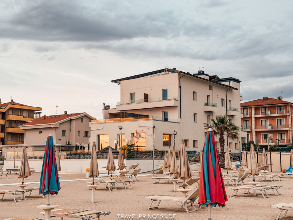 You & Me Beach Hotel Rimini - Adults Only direkt am Strand von Italien Reisebericht Travelprincess Reiseblog Italien Erfahrungen Bewertungen Strand Hotel Rimini direkt am Meer Whirlpool