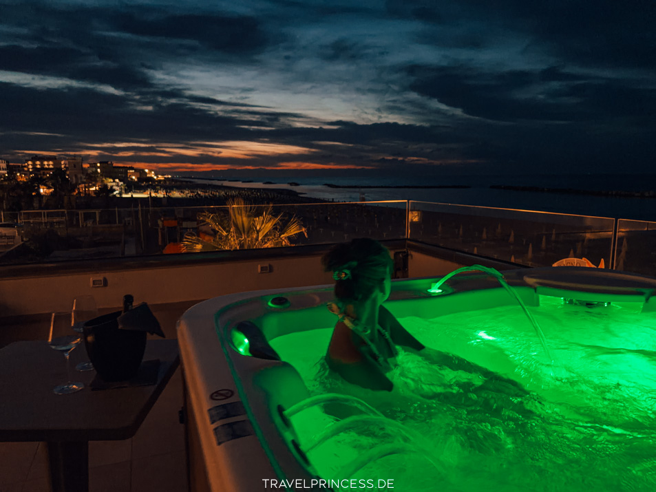 Terrace Wellness Suite Italien Strandurlaub Whirlpool privat direkt am Meer Unterkunft Tipps Emilia-Romagna