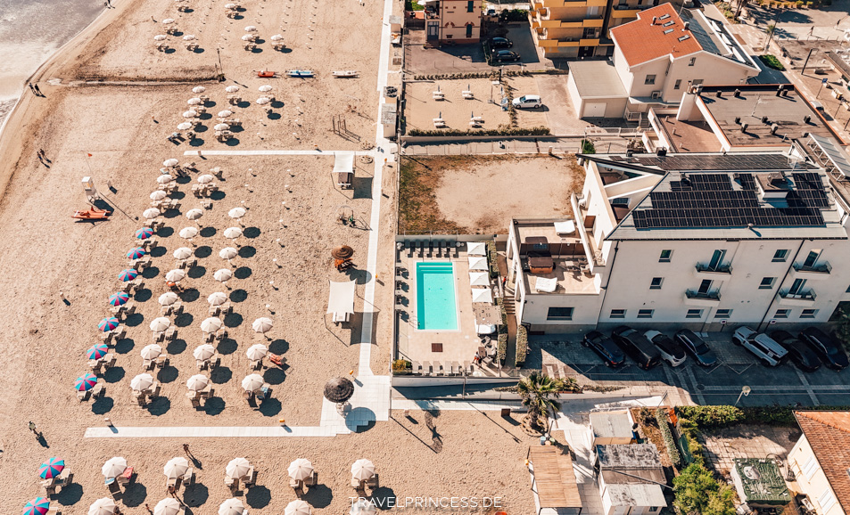 Beheizter Pool You & Me Beach Rimini Schirme Liegen Strand Erfahrungen Reisetipps Italien Reiseblog Travelprincess