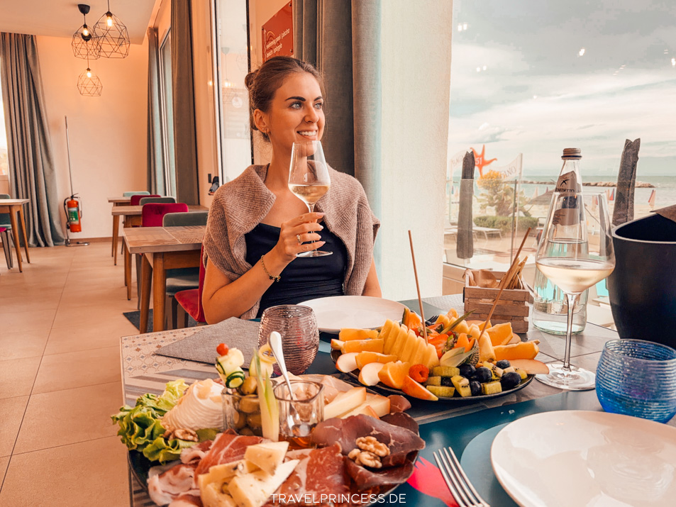 Aperitif You & Me Beach Hotel Rimini Italien Urlaub Terrasse Essen Travelprincess Reisebericht Erfahrungen