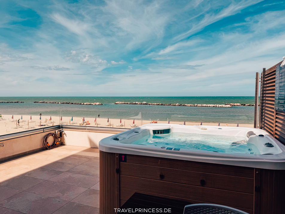Terrace Wellness Suite Italien Strandurlaub Whirlpool privat direkt am Meer Unterkunft Tipps Emilia-Romagna