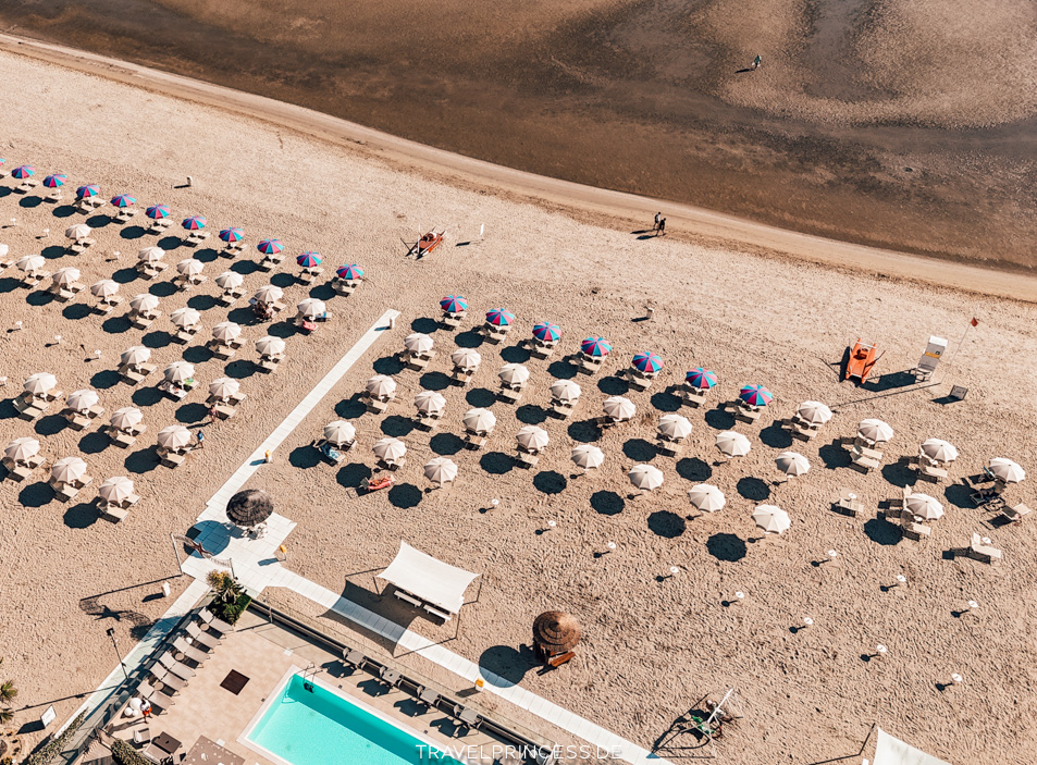 Beheizter Pool You & Me Beach Rimini Schirme Liegen Strand Erfahrungen Reisetipps Italien Reiseblog Travelprincess