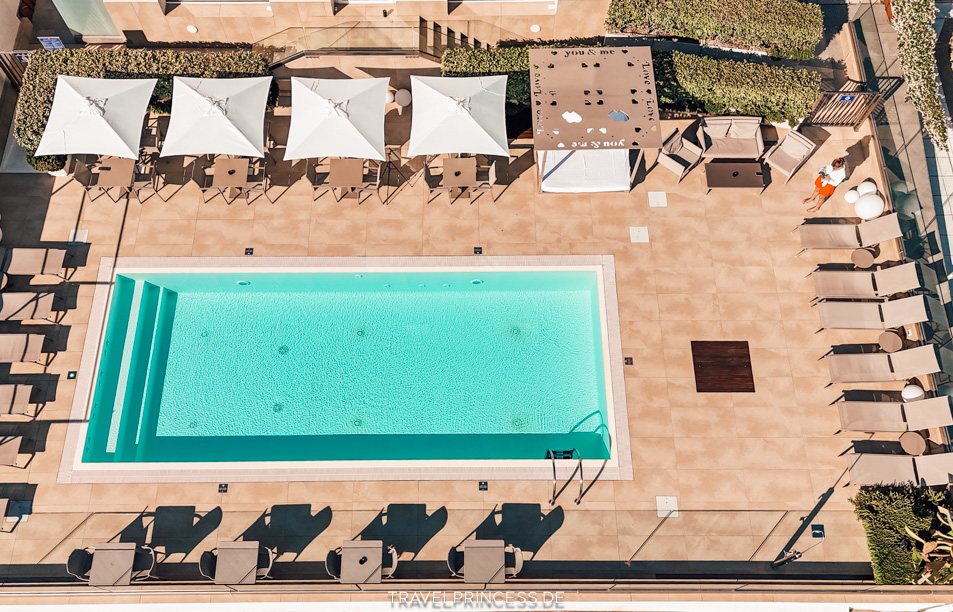 Beheizter Pool You & Me Beach Rimini Schirme Liegen Strand Erfahrungen Reisetipps Italien Reiseblog Travelprincess