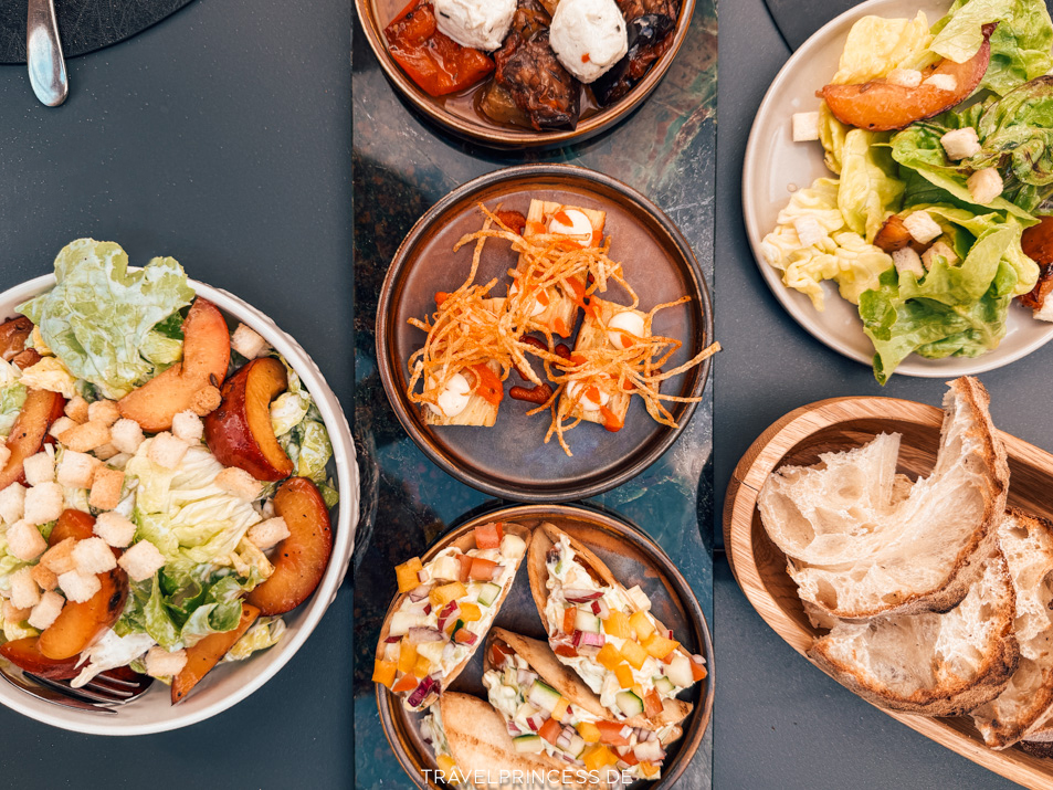 Puradies Gourmet Restaurant Leogang Ess:enz Erfahrungen Menü Reiseblog Travelprincess Tapas Österreich