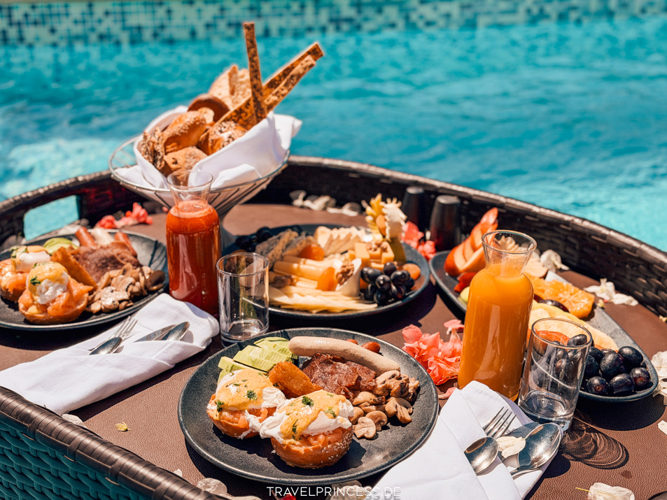 Floating Breakfast privater Pool Suite Soma Bay Resort Renovierung Erfahrungen Rezensionen Tipps Bewertung Soma Bay Ägypten schönster Strand zum Baden und schnorcheln Reisebericht Reiseblog Travelprincess