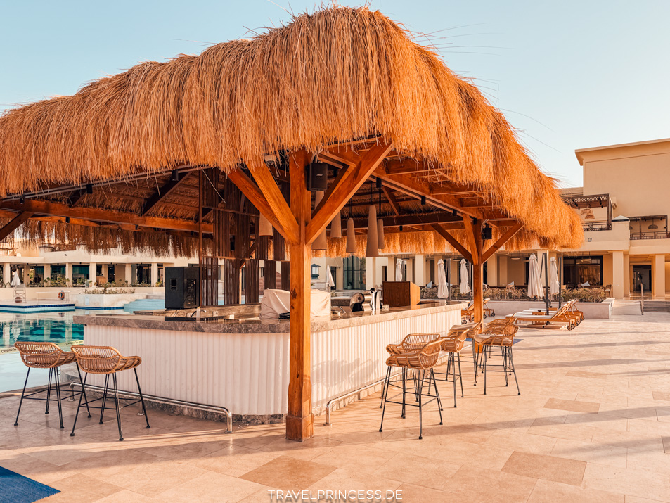 Poolbar Sheraton Soma Bay Resort Renovierung Erfahrungen Rezensionen Tipps Bewertung Soma Bay Ägypten schönster Strand zum Baden und schnorcheln Reisebericht Reiseblog Travelprincess