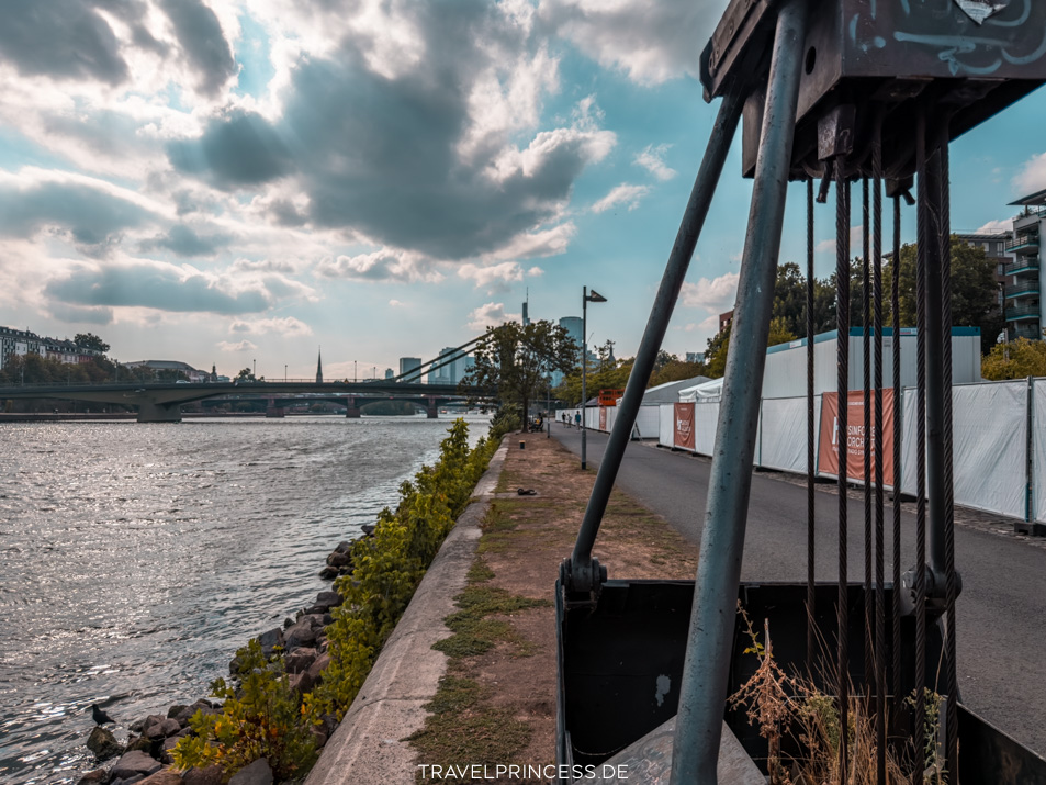 Weseler Werft Hafenkran FFM Reiseblog Travelprincess