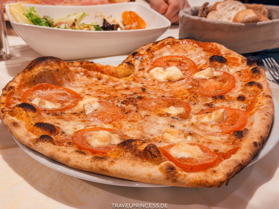 Restaurant Adler Deutschnofen Erfahrungen Pizza Salat Reiseblog Travelprincess Italien Tirol
